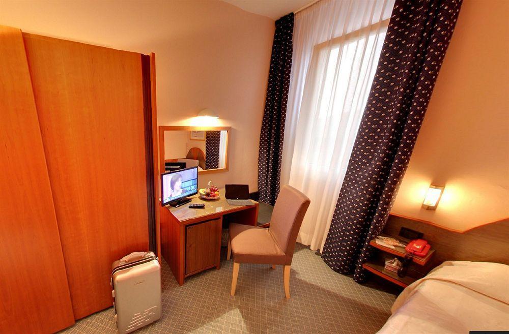 Hotel Rosa أبانو تيرمي المظهر الخارجي الصورة